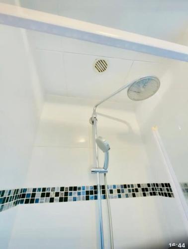 une douche avec pommeau de douche dans une salle de bain dans l'établissement Quiet appartment, à Paris
