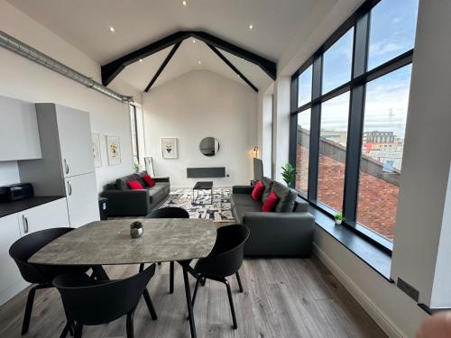 a living room with a table and chairs and a couch at Dale Street Apartments Liverpool by Beehosting in Liverpool