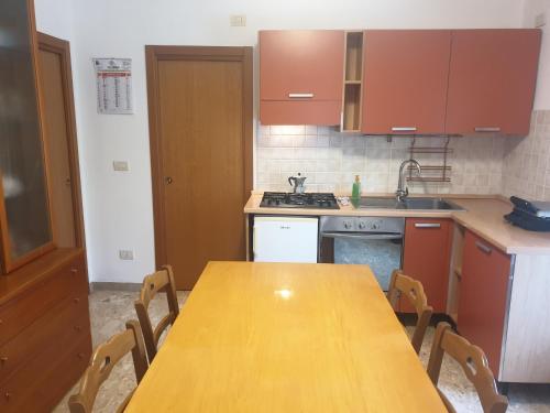 Kuchyň nebo kuchyňský kout v ubytování La casa nel borgo - le comodità di una intera casa vicina a tutti i servizi