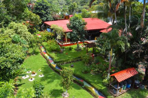 uma vista aérea de uma casa com um jardim em Brillasol Airport Hotel em Alajuela
