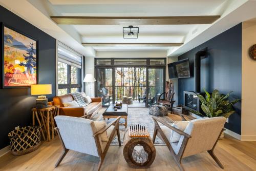a living room with blue walls at Tremblant Prestige - Verbier 8-101 in Mont-Tremblant