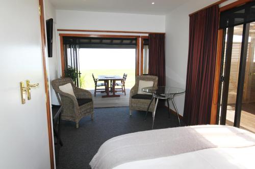 Ένα ή περισσότερα κρεβάτια σε δωμάτιο στο Te Puru Beach Lodge