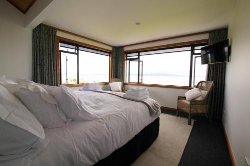 Ένα ή περισσότερα κρεβάτια σε δωμάτιο στο Te Puru Beach Lodge