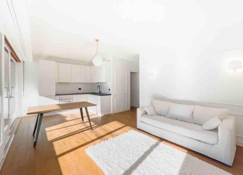 Bright and modern flat 2 minutes from the lake