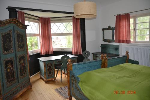 une chambre avec un lit, un bureau et une table dans l'établissement Landhaus Ottenberg, à Kressbronn am Bodensee