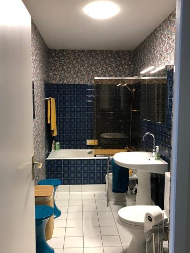 une salle de bain avec une baignoire et un lavabo et une baignoire dans l'établissement Vue Mer Santa Clara 3, à La Baule