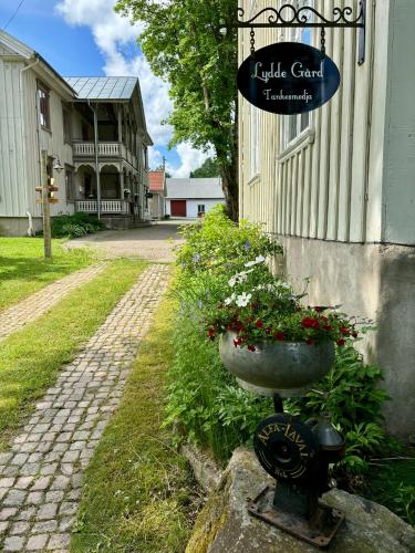 a pot of flowers sitting next to a building at Lydde Gård in Kinna