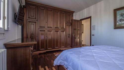 Letto o letti in una camera di Villa Petrone - Luxury Home tra Bologna e Modena - Wi-Fi, Biliardo, Jacuzzi e piscina