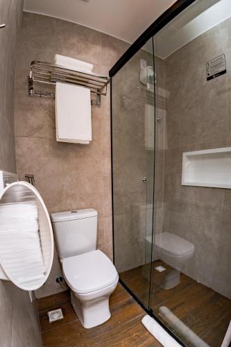 Bilik mandi di Hotel Vila Catavento