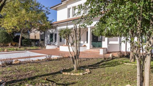 Giardino di Villa Petrone - Luxury Home tra Bologna e Modena - Wi-Fi, Biliardo, Jacuzzi e piscina