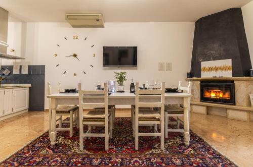 Cucina o angolo cottura di Villa Petrone - Luxury Home tra Bologna e Modena - Wi-Fi, Biliardo, Jacuzzi e piscina