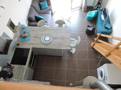 un petit salon avec un canapé et une table dans l'établissement La Provence Bleue, à Solliès-Pont