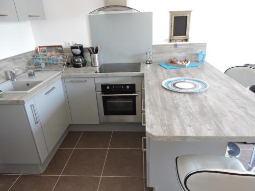 une cuisine avec un comptoir et un évier dans l'établissement La Provence Bleue, à Solliès-Pont