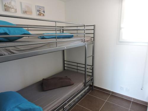 une chambre avec deux lits superposés dans une pièce dans l'établissement La Provence Bleue, à Solliès-Pont