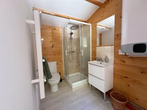 une salle de bain avec une douche, des toilettes et un lavabo dans l'établissement La Fincazur! Proche plages, à Six-Fours-les-Plages