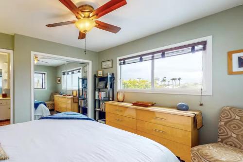 丹纳岬Dana Point Oceanfront Amazing Views STR14-0128的一间卧室配有一张带吊扇和窗户的床。