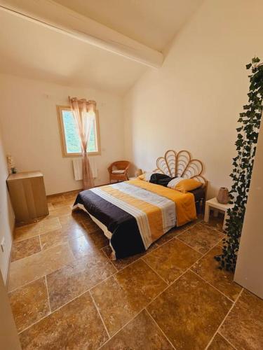 Giường trong phòng chung tại La Castellane, vue imprenable sur le Luberon
