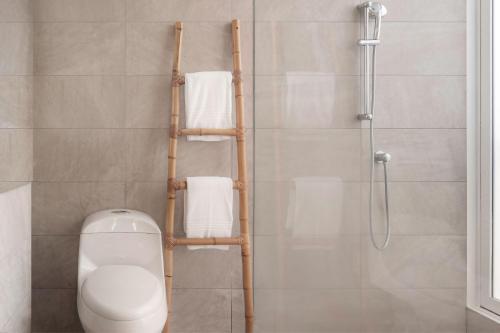 a bathroom with a ladder next to a toilet and a shower at Santa Marta Marriott Resort Playa Dormida in Santa Marta