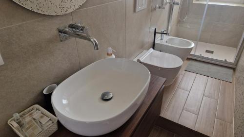 Ένα μπάνιο στο Orlando Rooms