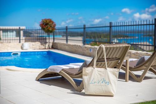 Luxury apartment La Mer with private pool and garden