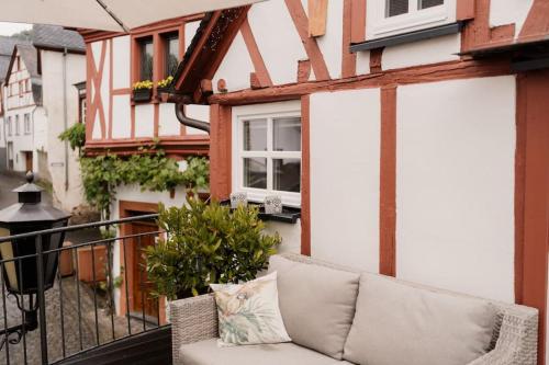 un sofá blanco sentado en un balcón en Modernes Tiny House mit Sonnenterrasse, en Ediger-Eller