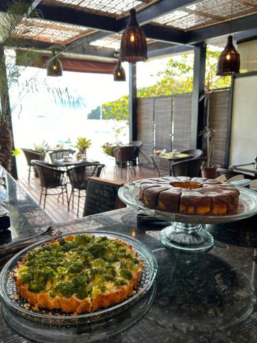 Makanan di atau berdekatan rumah tamu ini
