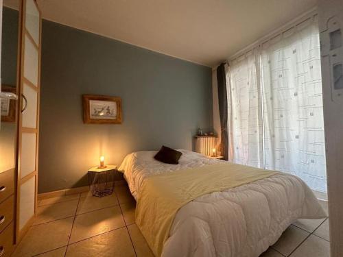 une chambre avec un grand lit et une fenêtre dans l'établissement Moderne 2pieces proche Martinez, à Cannes