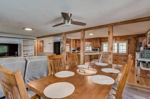 Dapur atau dapur kecil di St Lawrence River Modern Log Home