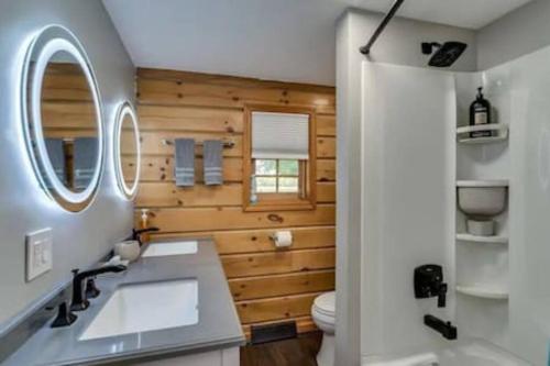 Bilik mandi di St Lawrence River Modern Log Home