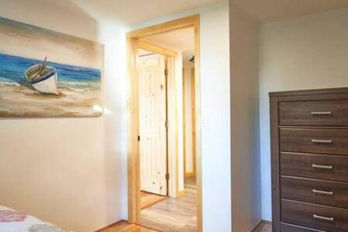 Katil atau katil-katil dalam bilik di St Lawrence River Modern Log Home