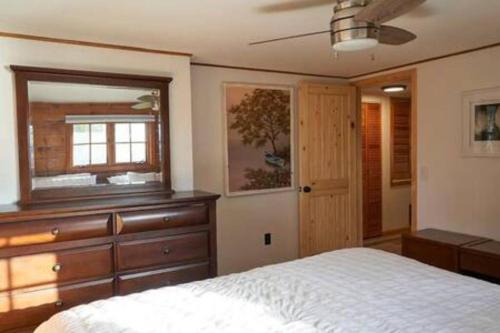 Katil atau katil-katil dalam bilik di St Lawrence River Modern Log Home