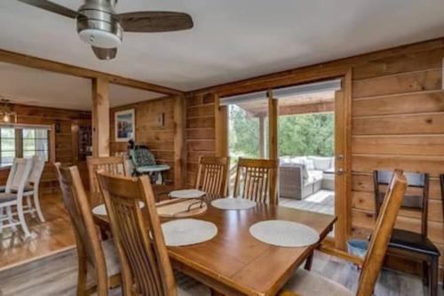 Gambar di galeri bagi St Lawrence River Modern Log Home di Hammond