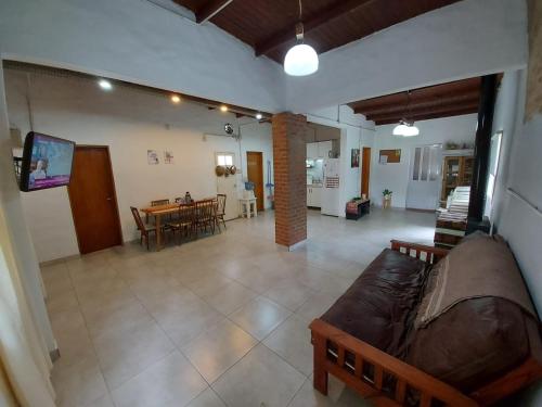 un soggiorno con divano e sala da pranzo di Quinta a metros del Parque Municipal y La Antigua Pulpería a Mercedes