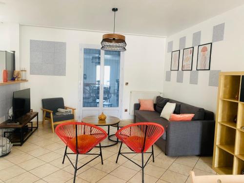 - un salon avec un canapé et deux fauteuils rouges dans l'établissement Maison calme et spacieuse PAS DE FETE, à Corbeil-Essonnes
