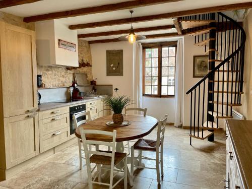 Gallery image of Maison coeur de St-Cirq-Lapopie Charme Jardin Clim in Saint-Cirq-Lapopie