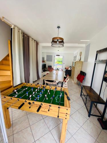 - une table avec un match de football dans le salon dans l'établissement Maison calme et spacieuse PAS DE FETE, à Corbeil-Essonnes
