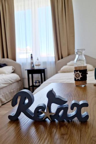 a bedroom with a bed with the word ra on it at Seehafen Hostel in Hamburg