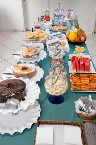 un lungo tavolo pieno di cibo sopra di Petaluma hotel Fomiga a Formiga