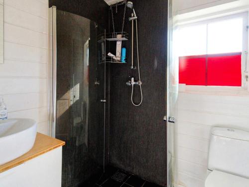 ein Badezimmer mit Dusche, Toilette und Waschbecken in der Unterkunft 7 person holiday home in Hornbæk-By Traum in Hornbæk