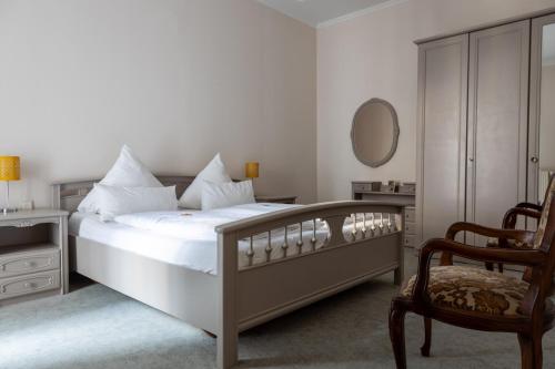 Ένα ή περισσότερα κρεβάτια σε δωμάτιο στο Hotel Weisses Haus