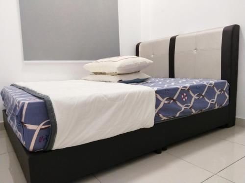 1 cama con marco negro en una habitación en Happy Chamang Guest House, en Bentong