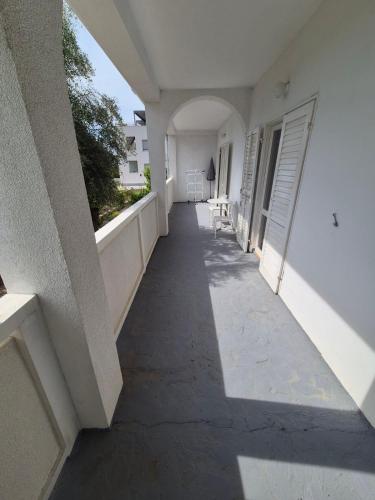 an empty hallway of a white building at 6 M, 50 m do plaže in Barbat na Rabu