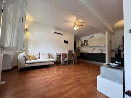 a living room with a couch and a table at Casa Nostra in Bellagio