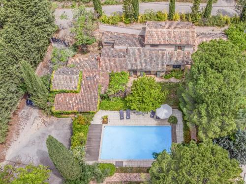 une vue aérienne d'une maison avec piscine dans l'établissement Butterfly, à Lorgues