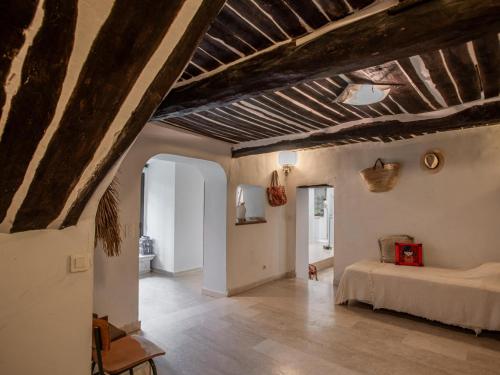 Cette chambre est dotée d'un lit et d'un plafond aux poutres apparentes. dans l'établissement Butterfly, à Lorgues