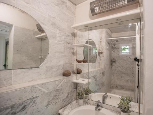 une salle de bain avec une baignoire, un lavabo et un miroir dans l'établissement Butterfly, à Lorgues