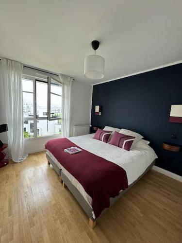 - une chambre avec un grand lit et des oreillers violets dans l'établissement Le Riviera Near Disneyland Paris, à Chessy