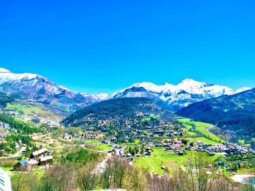 a small town in a valley with mountains in the background at Duplex avec vue exceptionnelle parking et wifi gratuit in Allos
