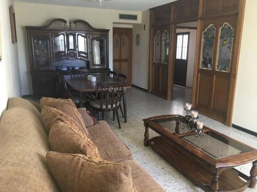 a living room with a couch and a coffee table at Casa muy comoda en excelente lugar in Hermosillo