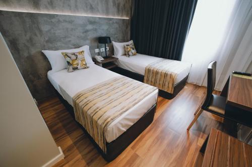 a hotel room with two beds and a window at Uthgra Presidente Perón in Mar del Plata